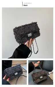 Détail du sac bandoulière en tweed noir avec fermoir rotatif argenté et chaîne