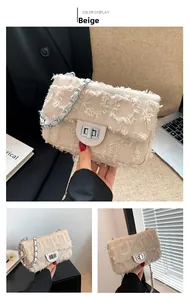 Détail du sac à chaîne en tweed beige avec texture frangée et fermoir argenté