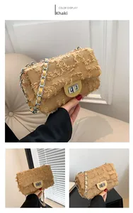 Détail d'un sac bandoulière en denim kaki avec texture à franges et chaîne