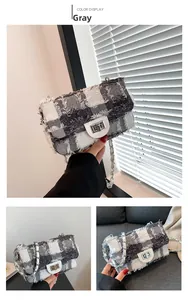Détail du sac à chaîne en tweed gris et blanc avec fermoir argenté et bords effilochés