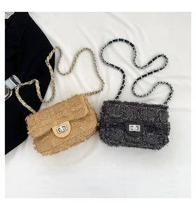 Détail de sacs en toile à carreaux kaki et gris avec bandoulières et glands déco
