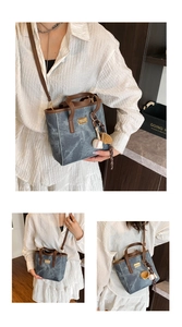 Nahaufnahme der Retro-Denim-Tragetasche mit braunen Ledergriffen und Baseball-Anhänger