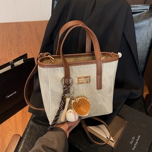 Damen Retro PU Leder Eimer Tragetasche Urban Minimalistisch Crossbody Umhängetasche Mit Baseball Anhänger Für Den Alltag