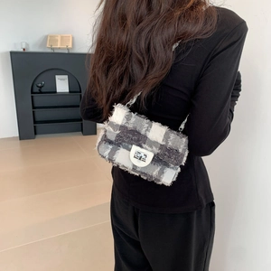 Sac bandoulière tendance en tweed gris pour femme avec chaîne et fermoir métallique