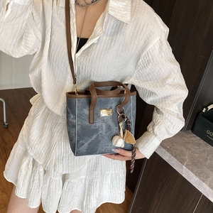 Tragetasche in Denim-Optik mit braunen Griffen und Baseball-Anhänger für Damen
