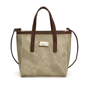 Modische beige Beuteltasche mit braunem Rand und Goldlogo auf weißem Hintergrund