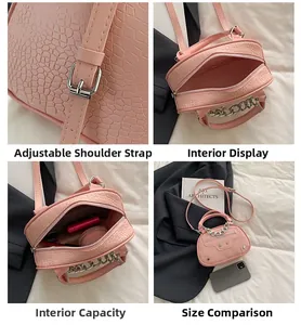Dettagli mini borsa rosa con motivo coccodrillo e borchie in metallo argentato
