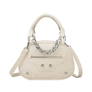 Elegante borsa a mano beige stampa coccodrillo con catena argento e borchie