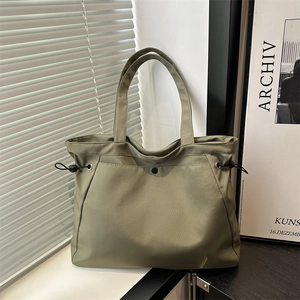 Large Capacity PU Tote Bag For Women Summer Pleated Drawstring Shoulder Bag With Tennis Racket Pendant Minimalist Commuter Bag