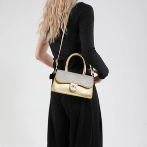 Goldene geflochtene Handtasche mit silberner Glitzerklappe und Metallverschluss