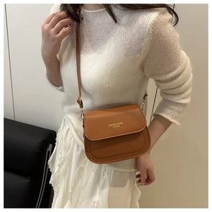 Detailansicht der braunen Retro-Satteltasche mit Prägung und verstellbarem Riemen