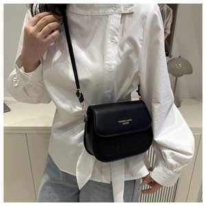 Detail der schwarzen Satteltasche aus Leder mit goldener FASHION & BAGS Prägung