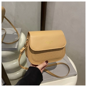 Details der khakifarbene Satteltasche mit geometrischer Prägung und goldenem Logo-Akzent