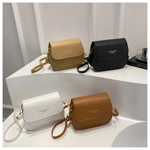 Detailansicht von vier Retro-Satteltaschen aus weißem, schwarzem, khaki und braunem Leder