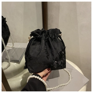 Detailansicht schwarze Satin-Beuteltasche mit 3D-Schmetterling-Stickerei und Perlenkette