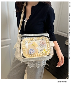 Détail du sac ita en toile avec grande fenêtre PVC pour exposer des badges anime