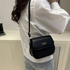 Klassische schwarze Satteltasche aus Leder für Damen mit goldenem Schriftzug und Schultergurt