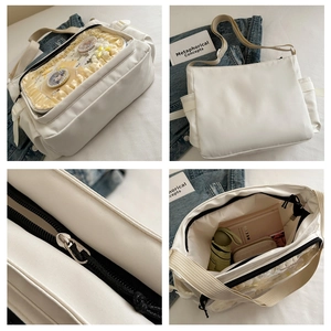 Détail du grand sac cabas blanc avec fenêtre transparente pour badges de style anime
