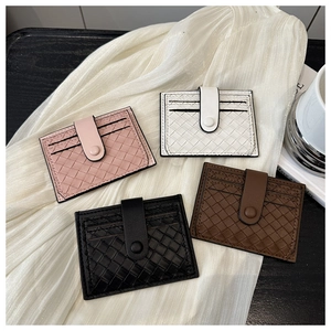 Flachbild von gewebten Leder-Kartenetuis in Rosa, Weiß, Schwarz und Braun mit Druckknopf