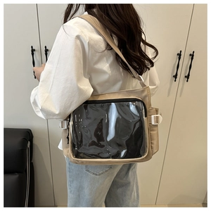 Détail du grand sac cabas kaki avec poche frontale transparente et bandoulière réglable