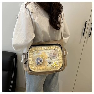 Détail d'un sac ita beige avec fenêtre transparente en PVC et épingles anime