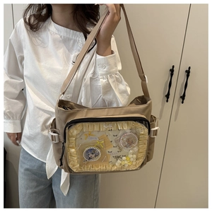 Vue détaillée du sac ita kaki avec fenêtre en PVC transparent et bordure en dentelle jaune