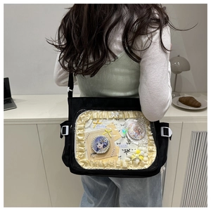 Vue arrière d'un sac ita noir en toile avec fenêtre transparente et badges d'anime
