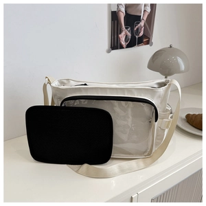 Détail du sac sous le bras en nylon blanc avec fenêtre transparente et poche filet noire