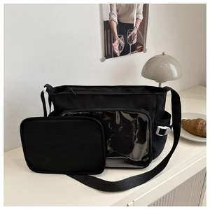 Détail du sac Ita noir avec fenêtre en PVC transparent et bandoulière réglable