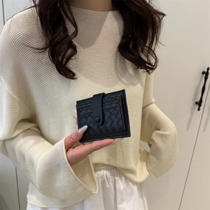 Porte-cartes minimaliste en cuir tressé noir avec boucle tenu à la main
