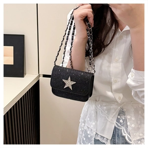 Dettaglio della mini borsa a tracolla con paillettes nere, stella d'argento e catena