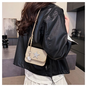 Dettaglio della mini borsa a tracolla color oro champagne con strass e cristalli