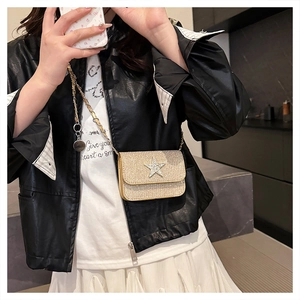 Dettaglio mini borsa a tracolla glitterata oro con emblema a stella in brillantini