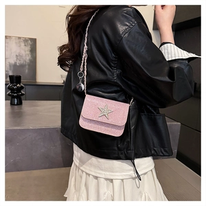 Dettaglio della borsa a tracolla con paillettes rosa con stella scintillante e catena