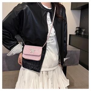 Borsa a tracolla rosa glitterata con stella di strass argento indossata da modella