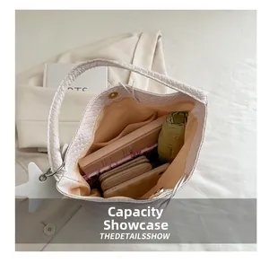 Vue intérieure montrant la grande capacité du sac seau tressé blanc pour objets du quotidien