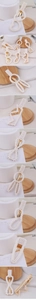 Détail de barrettes dorées élégantes ornées de perles blanches en formes variées