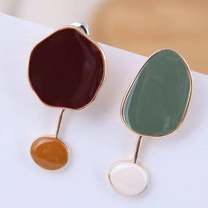 Nahaufnahme geometrischer Emaille-Ohrringe mit abstrakten Formen in Retro-Farben
