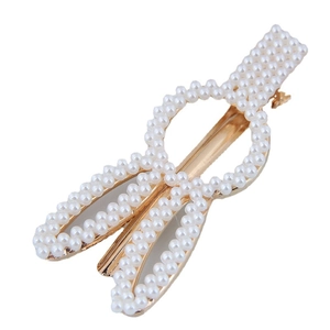 Barrette à cheveux dorée élégante ornée de perles blanches au design ajouré