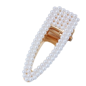 Barrette à cheveux dorée élégante avec perles blanches dans un design goutte d'eau