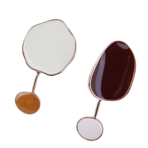 Asymmetrische Emaille-Geometrie-Ohrringe in Creme Burgund und Ingwergelb mit Goldfinish