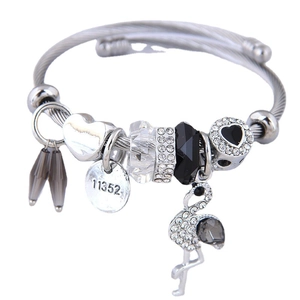 Bracciale moda con ciondolo a forma di fenicottero scintillante e dettagli a cuore in acciaio
