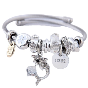 Bracelet bohème argenté avec pendentif dauphin et perles en cristal sur fond blanc uni