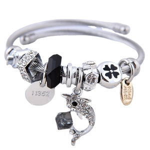 Bracelet bohème en fil d'argent avec breloque dauphin, trèfle et perles en cristal noir