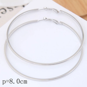 Boucles d'oreilles créoles argentées de 80 mm avec une finition métallique lisse