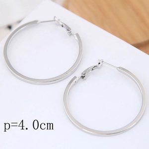 Créoles en argent poli de 40mm de diamètre sur support de présentation blanc