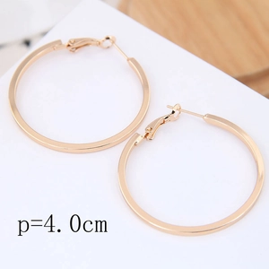 Créoles dorées classiques de 40mm avec finition métal poli et fermoir à charnière