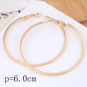 Détail des boucles d'oreilles créoles dorées de 6,0 cm avec finition polie et fermoir