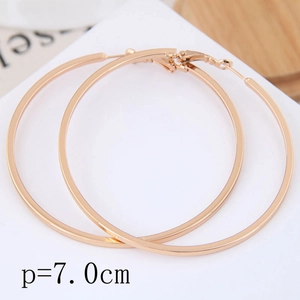Détail de créoles 70mm en or rose avec finition métallique polie sur fond blanc