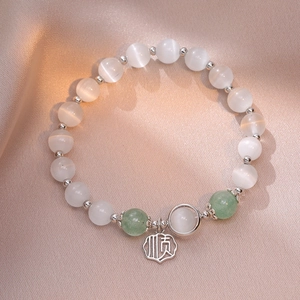 Minimalistisches Katzenaugen-Steinarmband mit silbernem Shun-Anhänger auf Satin